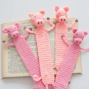 Cute Piglet crochet bookmark peeking animal. Bookishly gift for writers, fun & cool Making reading fun!