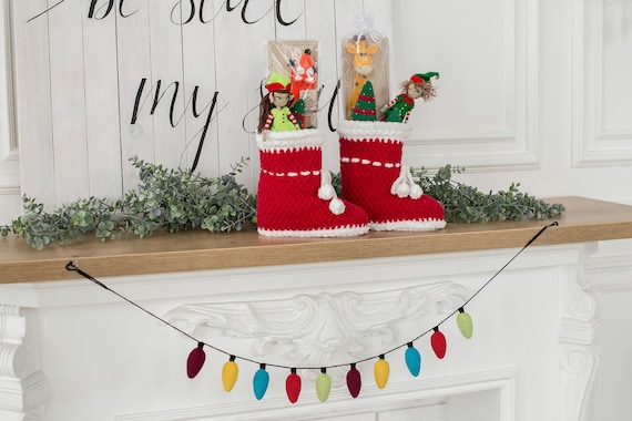 モノグラムのクリスマスストッキングブーツ：手作りかぎ針編みの