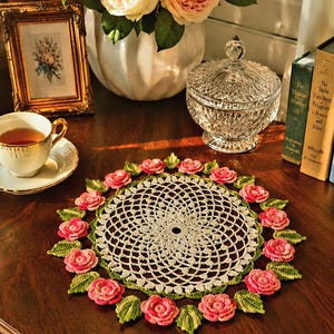 Centrino all'uncinetto con rose: centrotavola floreale rosa, decorazione romantica per la tavola.