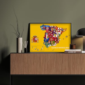 Peut inclure: Une carte jaune de l'Espagne avec les drapeaux de chaque province affichés. La carte est encadrée et accrochée à un mur au-dessus d'une étagère en bois avec des livres dessus. Le texte "FLAG MAP OF PROVINCIAL SPAIN" est en bas de la carte.