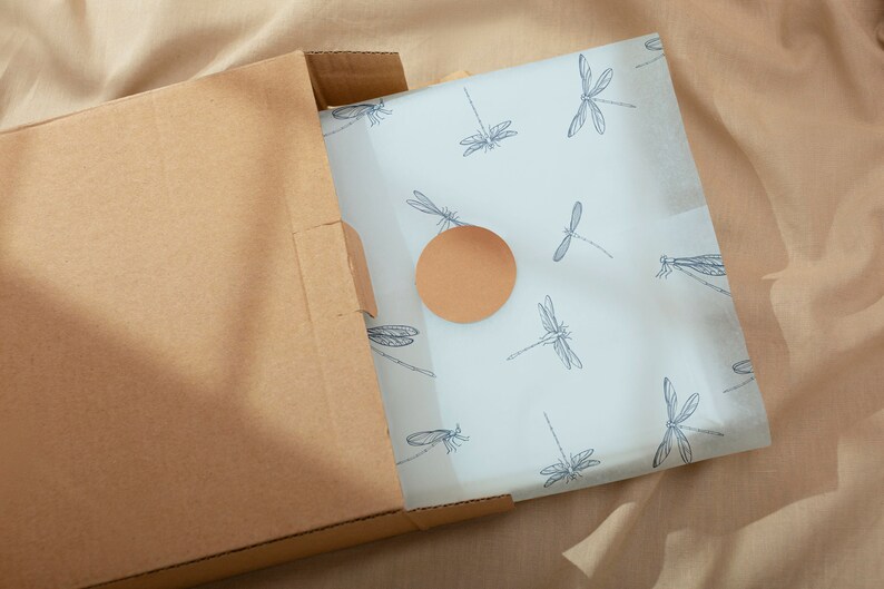 Feuille de papier cadeau libellules bleues, grande taille image 6