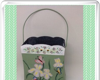 Basket Vintage Tin Spring Flower Basket Scalloped Edges Wire Handle Home Decor Victorian Decor Cottage Chic Decor Country Decor Table Decor