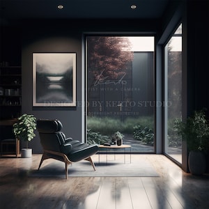 Op de afbeelding: Een donkere woonkamer met een groot raam met uitzicht op een weelderige groene tuin. Een zwarte leren fauteuil staat in het midden van de kamer, gericht op het raam. Een ingelijst abstract schilderij hangt aan de muur achter de fauteuil. De kamer wordt verlicht door inbouwverlichting in het plafond.