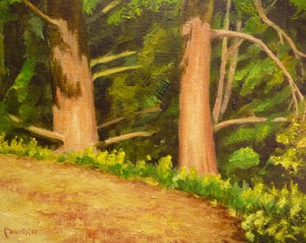 Op de afbeelding: Een schilderij van een bospaadje met twee grote bomen op de achtergrond. Het pad is van aarde en de bomen zijn bruin met groen gebladerte. Het schilderij is gemaakt in een realistische stijl.