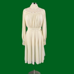 Vestido vintage de los años 70 con mangas de obispo, cuello alto y encaje color marfil de Argent Fille Ltd.