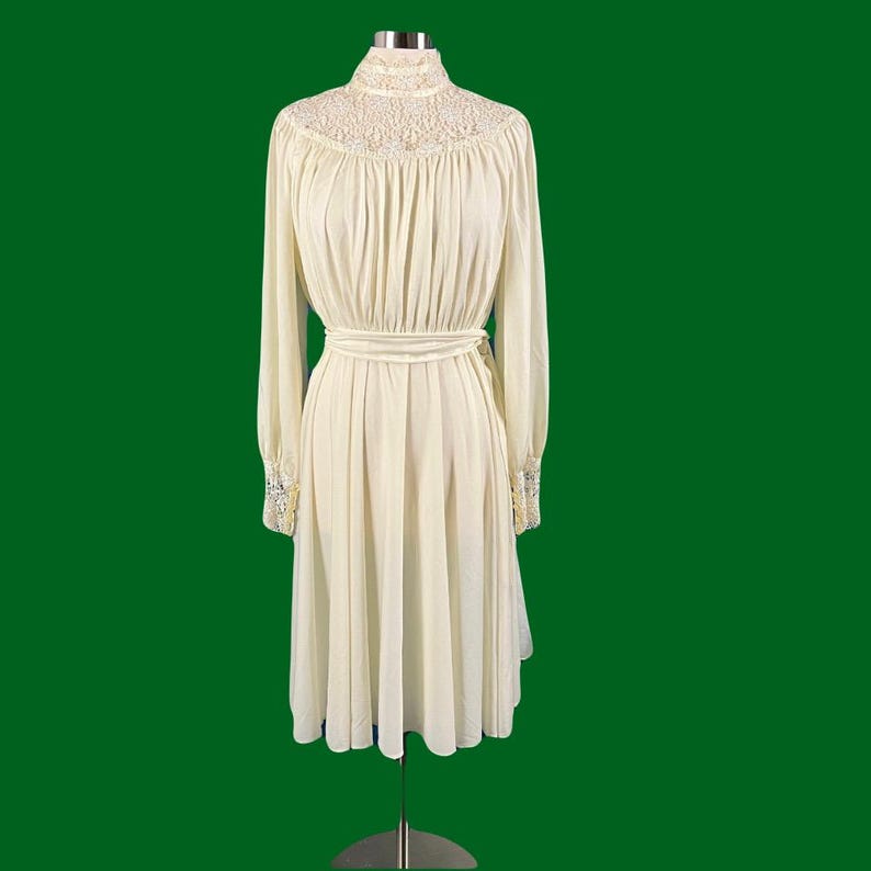 Vestido vintage anos 70 Argent Fille Ltd Marfim com gola alta e renda e manga bispo imagem 1