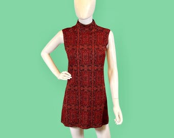 Vestido curto vintage estilo anos 60, dourado metálico com lurex, gola alta e sem mangas. ACT III