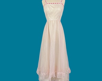 Vestido vintage dos anos 70 com inspiração nos anos 50, em camadas, branco e vermelho com estampa de poá suíço.