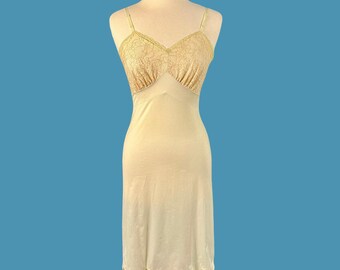 Vintage 1950&#39;s Vanity Fair Dress Slip