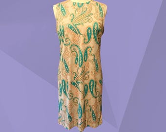 Sukienka z lat 60. w modnym stylu paisley: turkusowo-brzoskwiniowy nadruk, bez rękawów, w stylu vintage