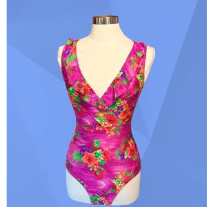 Traje de baño de una pieza con estampado hawaiano neón, estilo vintage de los años 80, con volantes en la parte delantera y espalda abierta, color cereza Tropix