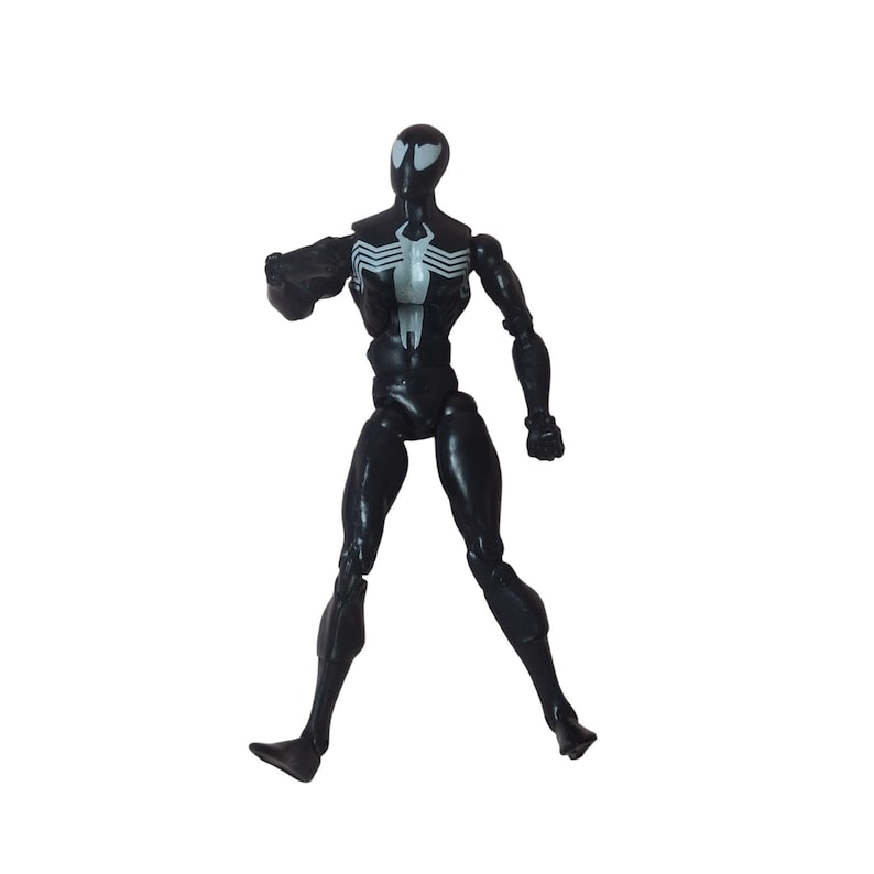 Peut inclure: Figurine articul&eacute;e de Spider-Man noir avec un embl&egrave;me d'araign&eacute;e blanc sur la poitrine et le dos. La figurine est dans une pose dynamique, un bras tendu et les jambes &eacute;cart&eacute;es. Fabriqu&eacute; en plastique.