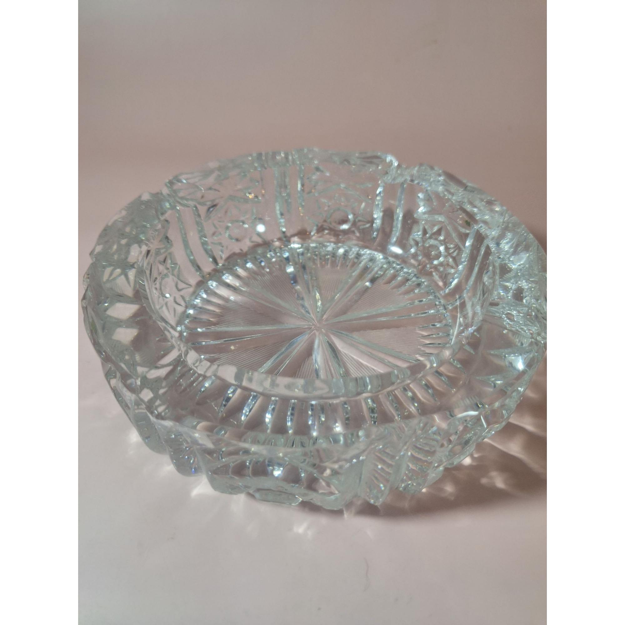 複雑なカットデザインが施されたヴィンテージの重厚なクリスタル灰皿