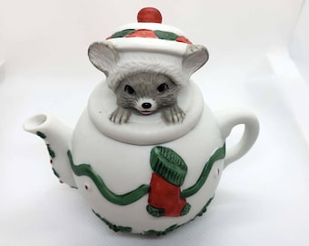 Vintage Mouse in a Teapot Ceramic Trinket Box, Hand Painted Porcelain Keepsake Box, Jewelry Box, Gift for Daughter