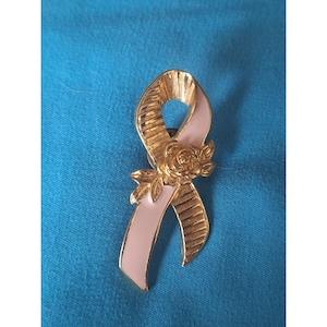 Broche vintage de lazo rosa de Avon para concienciar sobre el cáncer de mama, dorado y esmaltado en rosa con diseño de rosa.