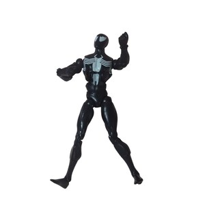 Peut inclure: Figurine d'action noire repr&eacute;sentant un super-h&eacute;ros avec un embl&egrave;me d'araign&eacute;e blanc sur la poitrine. La figurine est pos&eacute;e avec un bras lev&eacute; et l'autre tendu. Le design comprend un embl&egrave;me d'araign&eacute;e blanc.