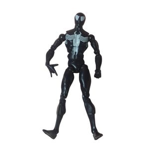 Peut inclure: Figurine d'action noire d'un super-h&eacute;ros avec un embl&egrave;me d'araign&eacute;e blanc sur la poitrine et le dos. La figurine a des articulations articul&eacute;es et est pos&eacute;e avec une main tendue. C'est un jouet de collection.
