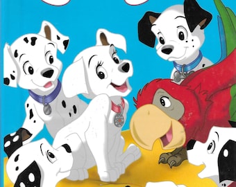 Pode incluir: Capa de livro com o título "102 Dálmatas", apresentando ilustrações de filhotes dálmatas e um papagaio vermelho sobre um fundo azul. O logotipo da Disney está no canto superior direito.