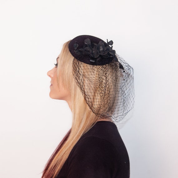 3984 Vintage Fascinators Hat With Pearl Trim, Derby Black Pillbox Style Pillbox Hats Vintage Black Derby Fascinator **with Veil  main image 2