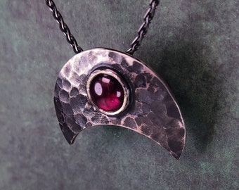 Colgante de lunula vikinga de plata oscura con granate, hecho a mano