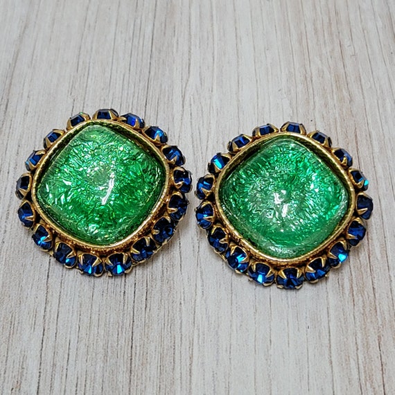 CHANEL Clip-on Earrings in Gilded Metal, Green Resin and Pearls - VALOIS  VINTAGE PARIS