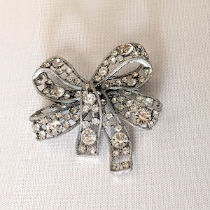 Broche de lazo grande con diamantes de imitación de cristal firmado por Kenneth Lane