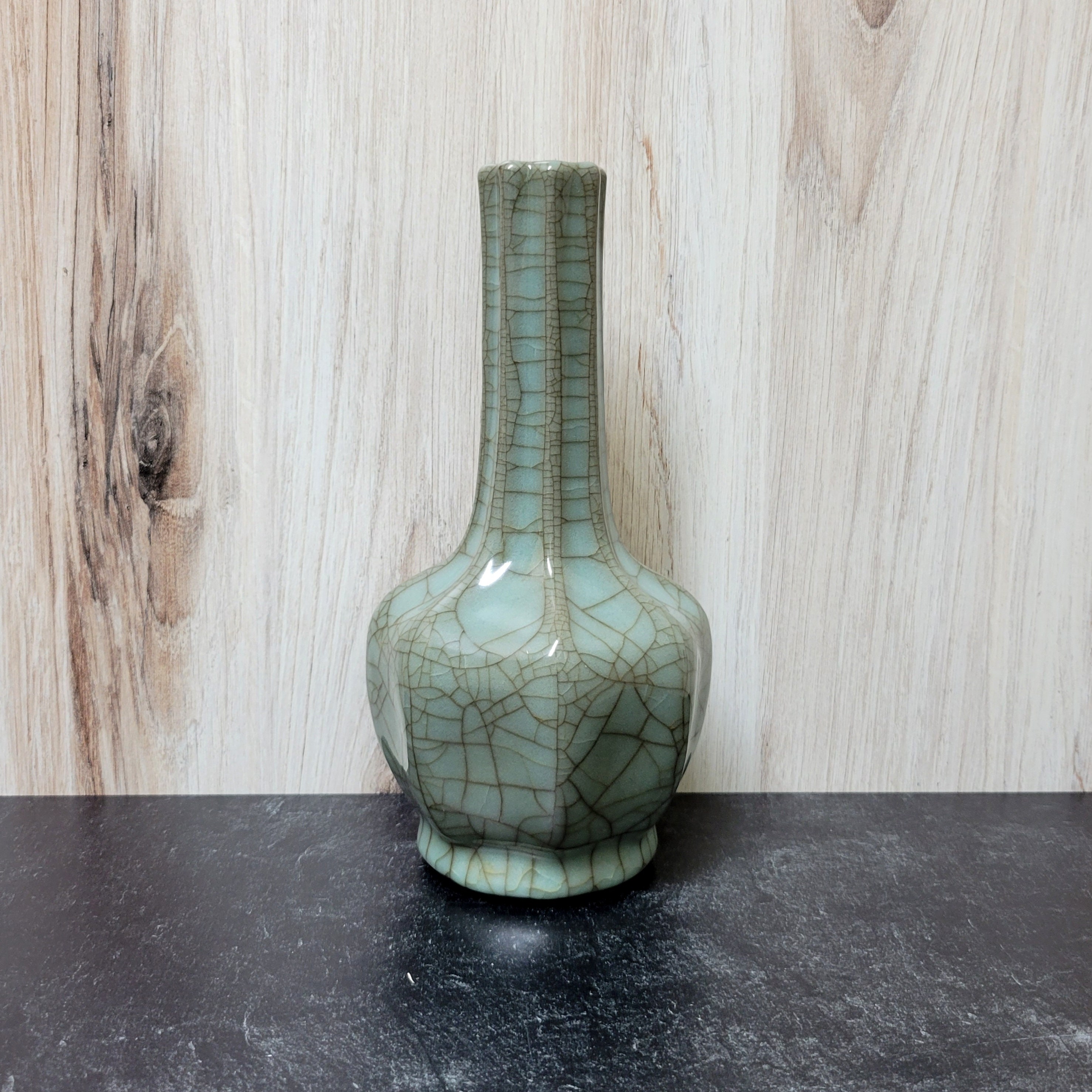 Guanware Vase (early 20th century) 