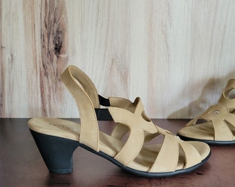 Sandalias de tacón bajo de diseñador francés en ante beige suave - Mujer EU40