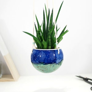 Urocza turkusowa ceramiczna wisząca doniczka | mała doniczka ścienna | odpowiednia na sukulenty, kaktusy | wystrój domu w stylu boho | prezent do wystroju domu