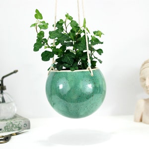 Maceta colgante de cerámica hecha a mano: decoración bohemia con motas turquesas