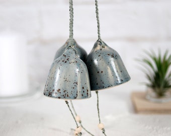 Conjunto de 3 campanas de cerámica hechas a mano / campanas de viento hechas a mano / decoración colgante de pared / decoración rústica del hogar / perfecto para interiores o exteriores