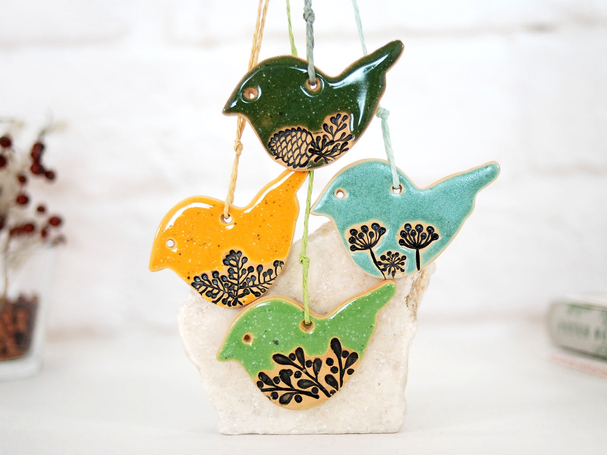 手作り陶器の鳥の壁飾り | モダンな壁アート | 鳥好きへのギフト