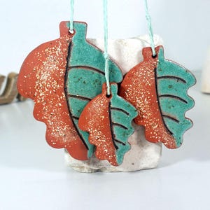 Handgemaakte keramische bladornamenten | Turkoois en ruwe kleibladeren decor | Rustiek wanddecor