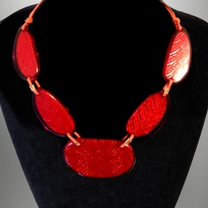 Conjunto de collar y pendientes vintage de 50 cm con cuentas de resina roja - Sophia & Kate