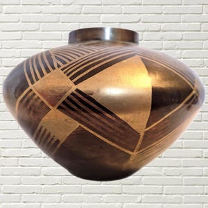 Jarrón Art Déco de latón antiguo con rayas geométricas, muy especial, de 8 pulgadas de ancho x 6 pulgadas de alto. Decoración vintage antigua para el hogar. India de los años 30. Muy buen estado.