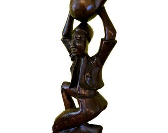 24インチの手彫り木製女性彫刻：インドネシアのヴィンテージ水運び像