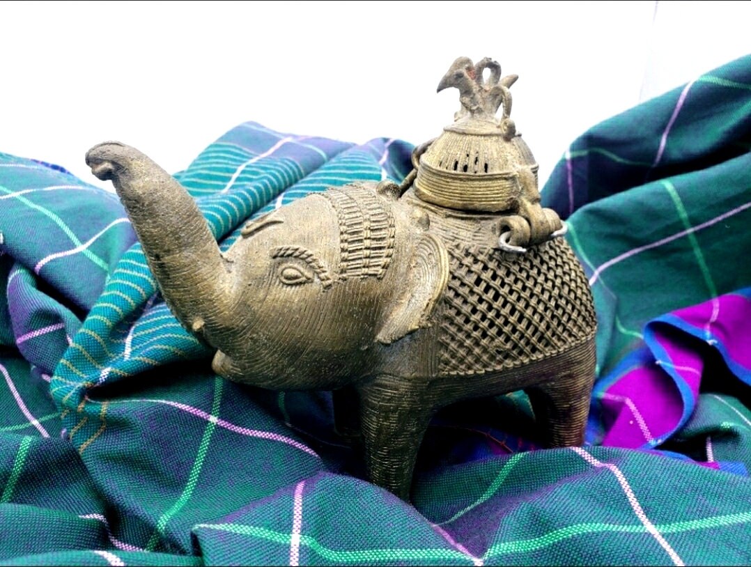6インチ真鍮製象の香炉 - 南インドのヴィンテージハンドメイド装飾