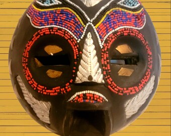 10インチのサイン入り手彫りアシャンティマスク：ビーズ細工のアフリカ