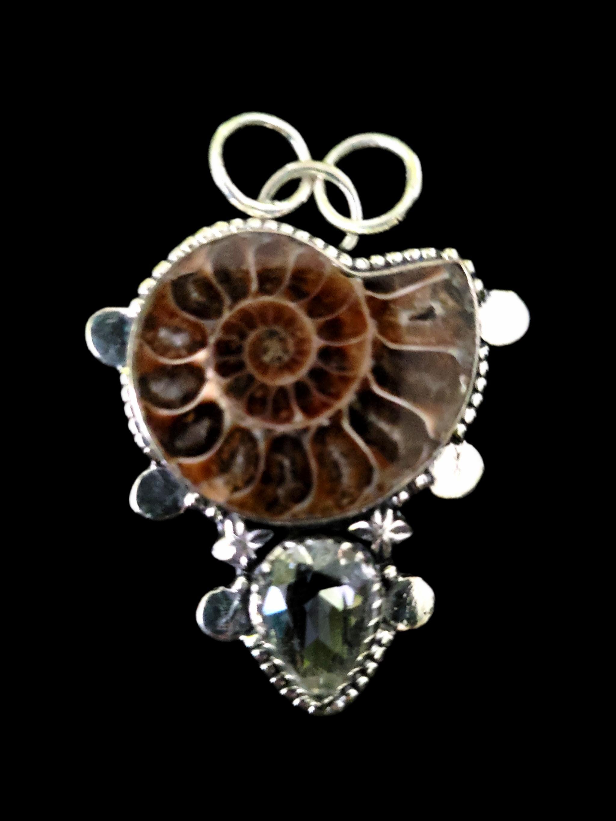 2インチ アンモナイト化石ペンダント：職人によるスターリングシルバー