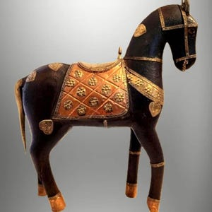 Sculpture vintage de cheval en bois du Rajasthan avec finitions en laiton - Décoration indienne en bois et métal fabriquée à la main, 25 cm (10 po.)