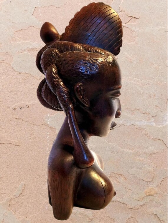 黒檀彫刻 13インチの希少な手彫りの黒檀製女性胸像：アフリカの部族彫刻