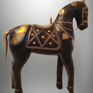 Drewniana rzeźba konia z elementami mosiężnymi z okresu radżastanu – ręcznie wykonana dekoracja z indyjskiego drewna i metalu, 10 cali