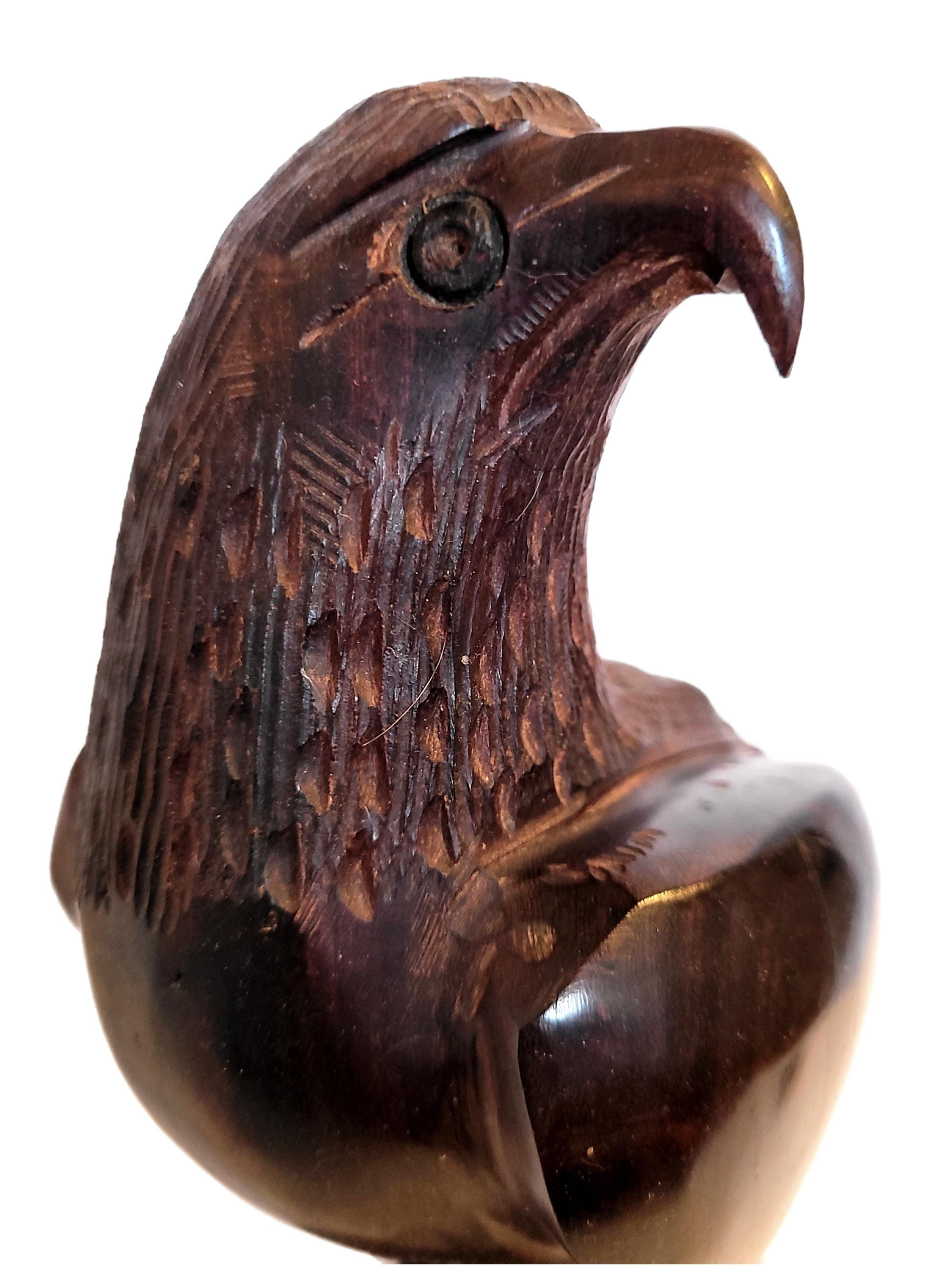 11インチの手彫り鉄製木製鷹鷲彫刻：ミッドセンチュリーモダンの猛禽類