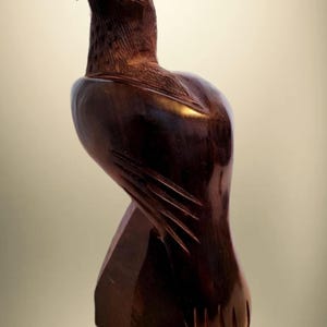 11インチの手彫り鉄製木製鷹鷲彫刻：ミッドセンチュリーモダンの猛禽類