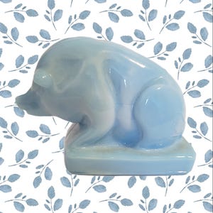 3 inch Boyd&#39;s Crystal Art &quot;Suee the Pig&quot; Baby Blue Slag Glass Figurine / Sow Hog Small Collectable / 1987 Vintage Cambridge Ohio USA Mark R