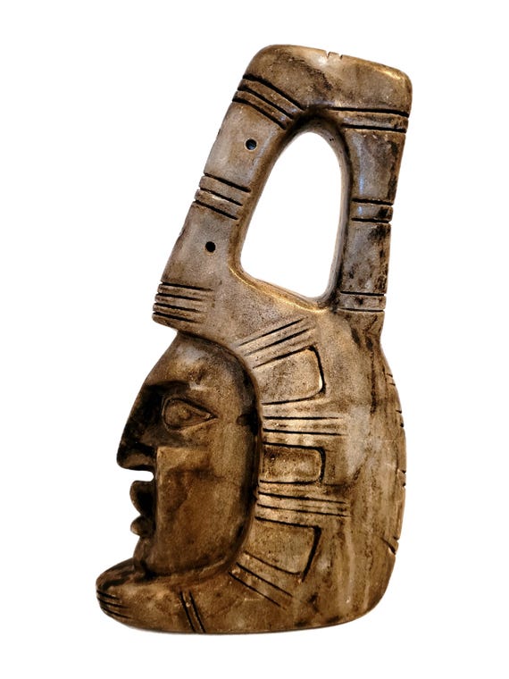 12インチの手彫り大理石製アステカ僧侶彫刻：メソアメリカン装飾