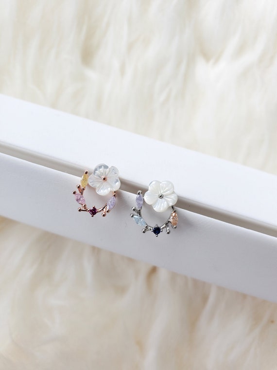 316L Surgical Steel White Pearl AB CZ Flower Cartilage Stud 316L Surgical Steel White Pearl AB CZ Flower Cartilage Stud
