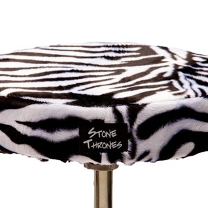 Op de afbeelding: Zwart-witte zebraprint drumthron zittinghoes met de tekst "Stone Thrones" aan de onderkant.