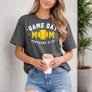Maglietta grafica da softball Game Day Mom / Maglietta Proverbi 31:25 per mamme
