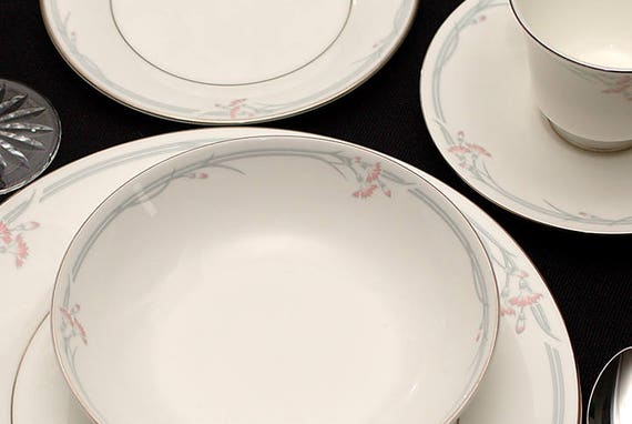 Vintage 1982 Royal Doulton English Fine Bone China - 8, 5-piece